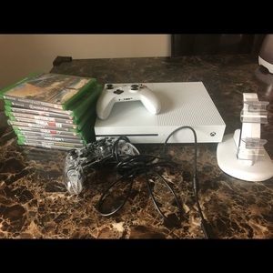Xbox one systems, 2 controllers, 11 games